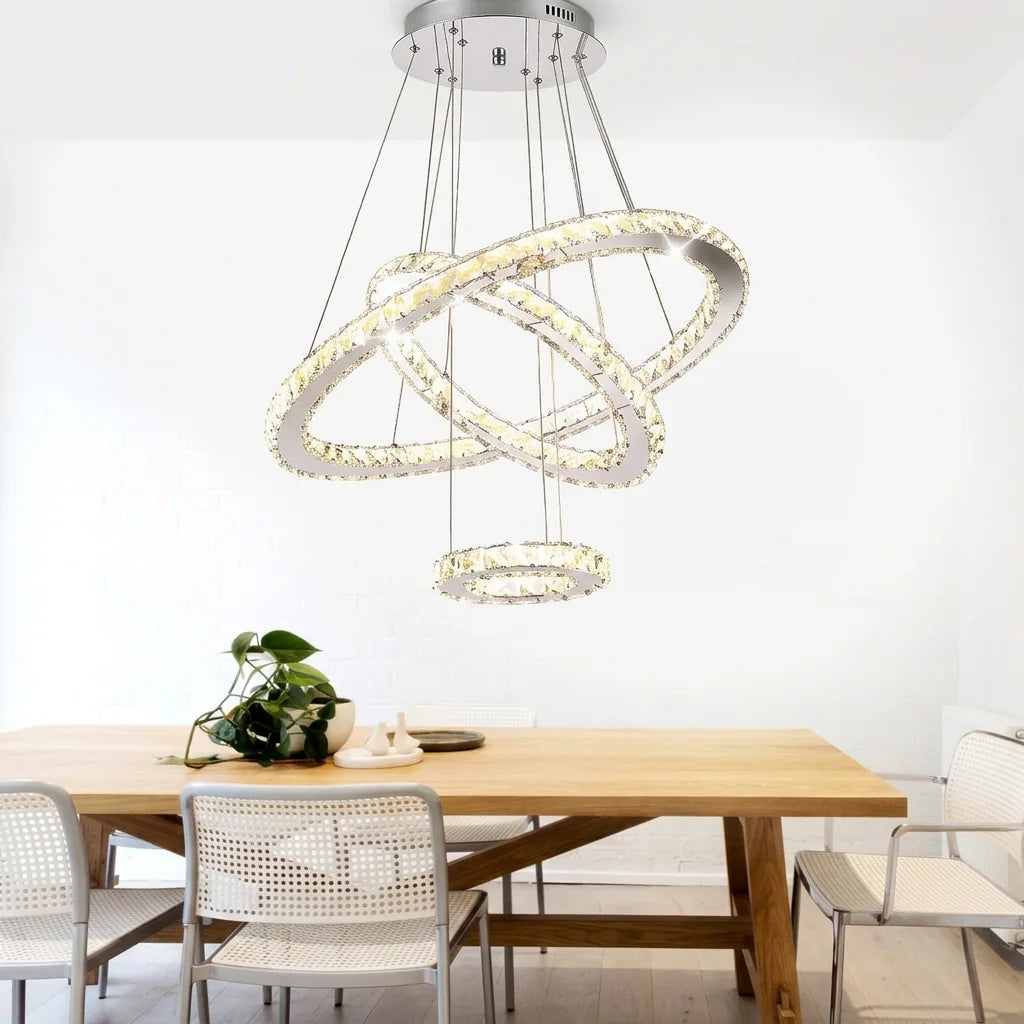 Háromgyűrűs kristály csillár az étkezőasztal fölött