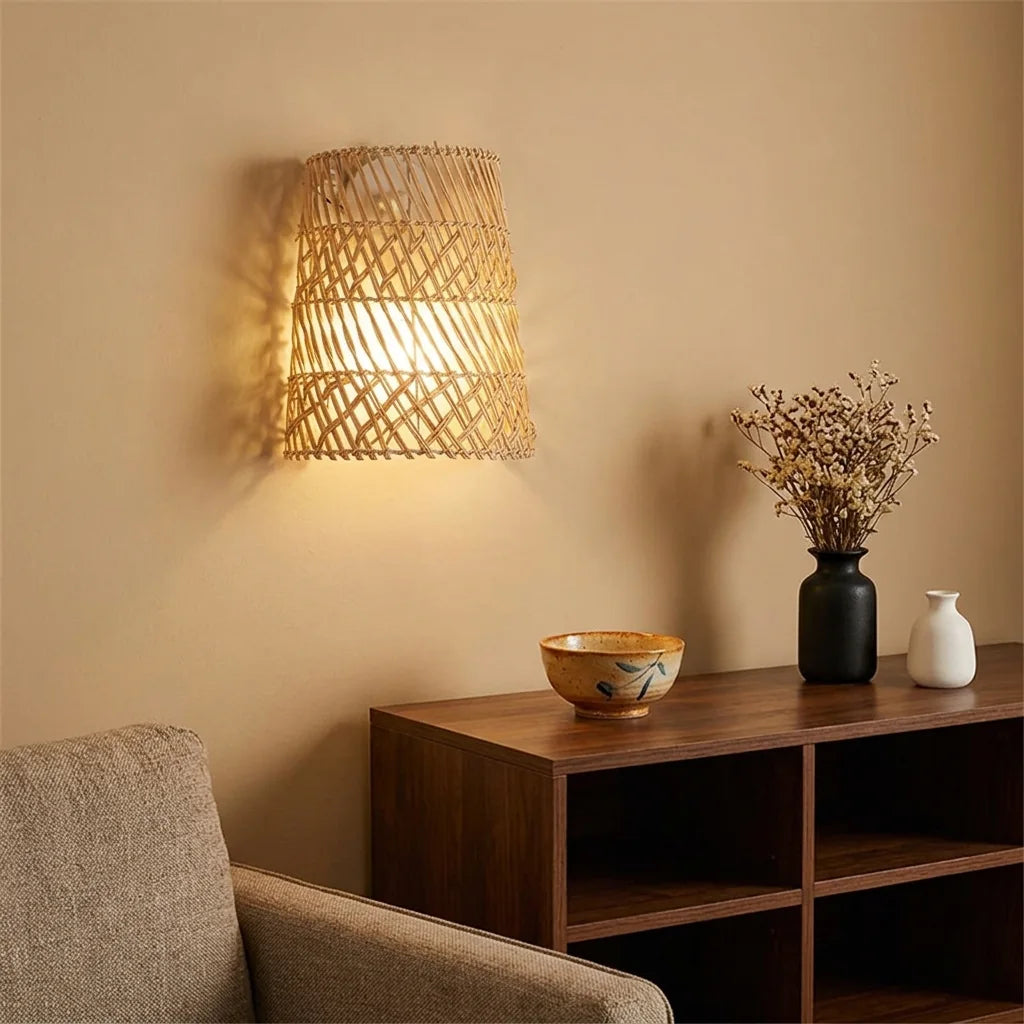 Rattan félkúp lámpa egy sötét fa komód fölött