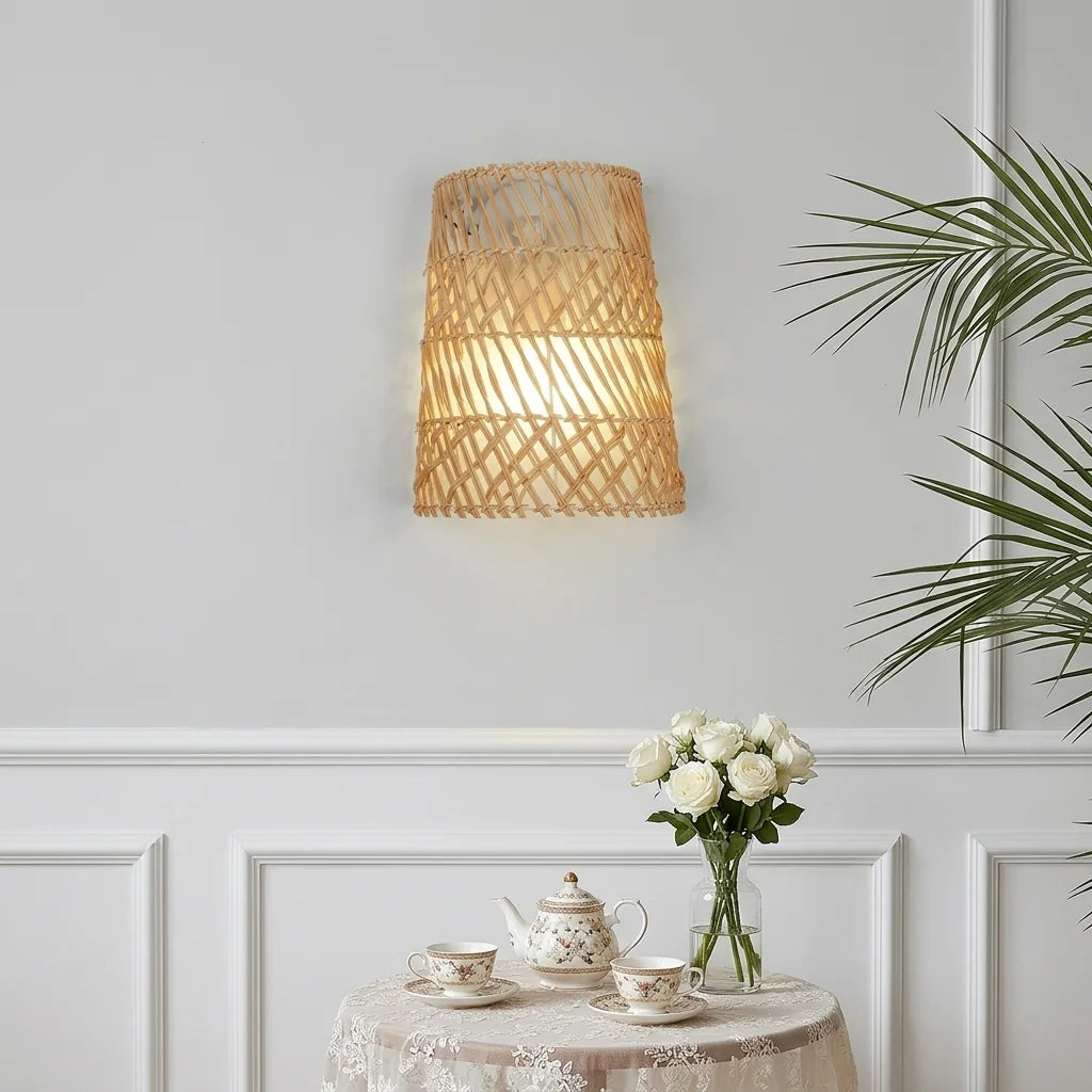 Rattan félkúp lámpa egy csipketerítős teázóasztal fölött