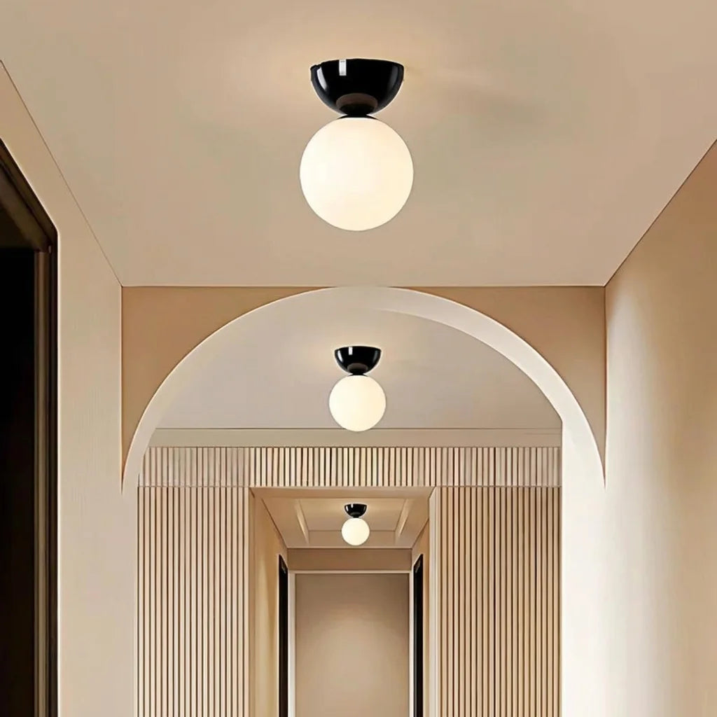 Fekete Bauhaus lámpák boltíves folyosón