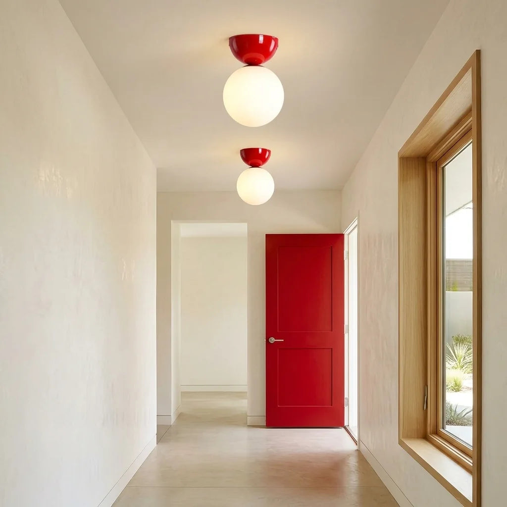Piros Bauhaus lámpák világos folyosón