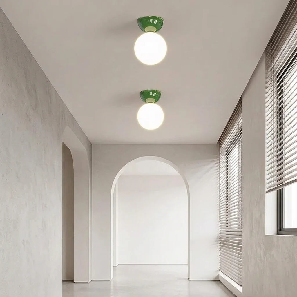Zöld Bauhaus lámpák redőnyös folyosón