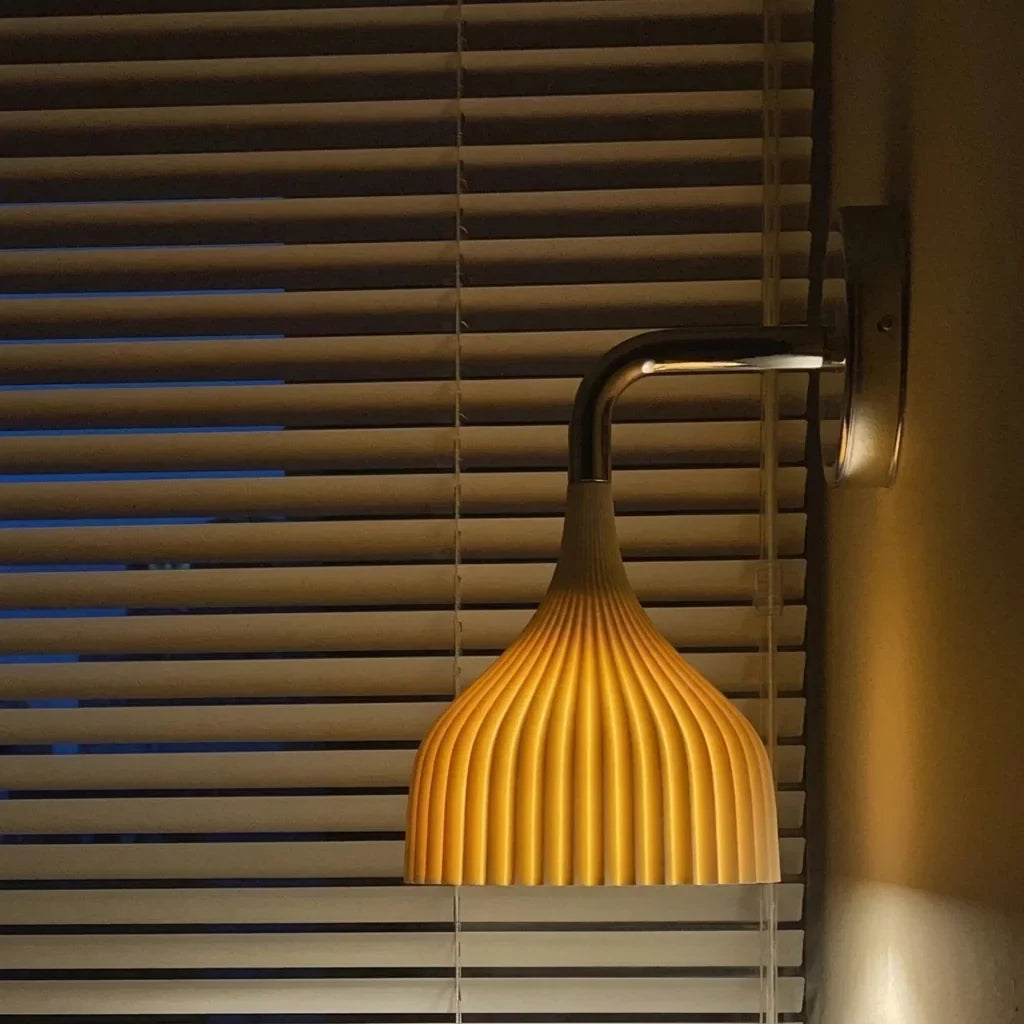 Fehér harang fali lámpa fa redőny előtt, világítva