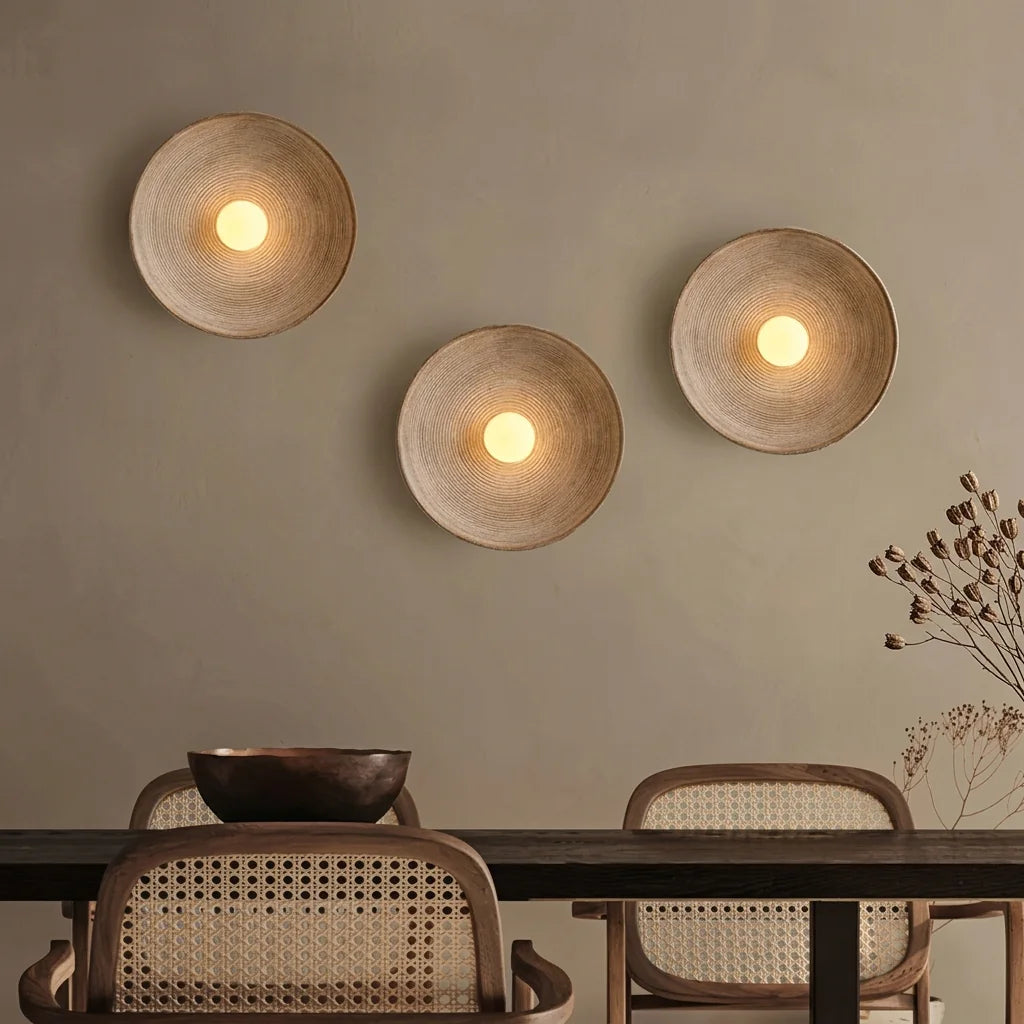 Három tányérlámpa egy fa asztal és nádfonatos székek fölött