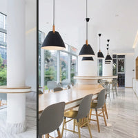 Fekete kúp függőlámpák hosszú étkezőasztal fölött
