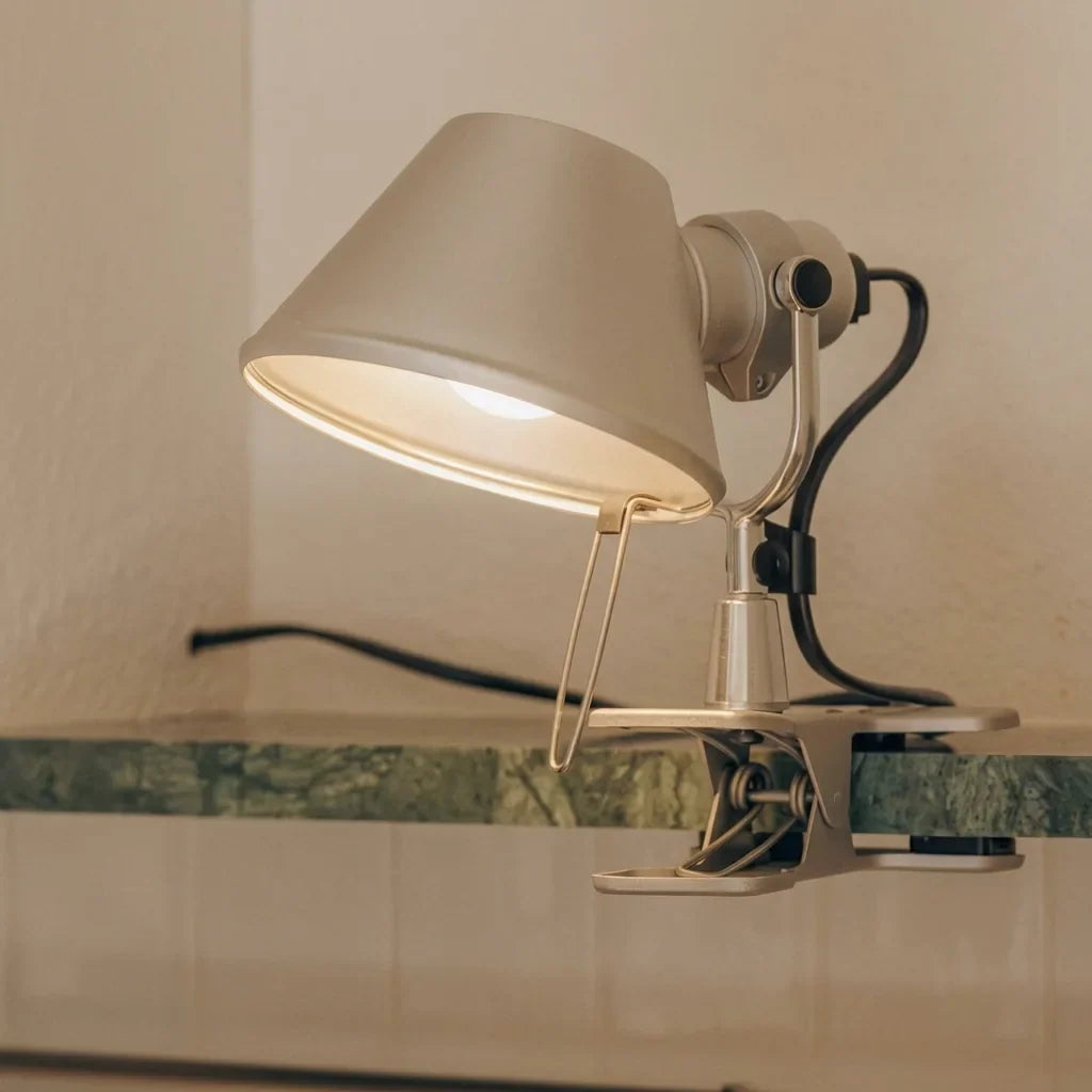 Csíptetős alumínium lámpa egy zöld márványlapra rögzítve