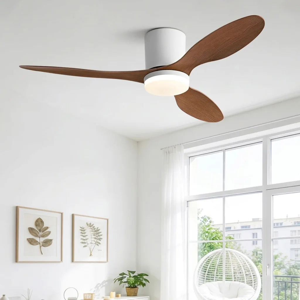 Lapos mennyezeti ventilátor lámpával világos nappaliban