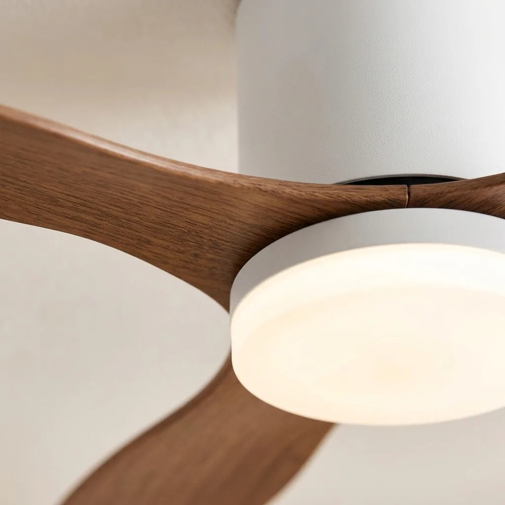 A ventilátor LED lámpája és dió lapátja közelről
