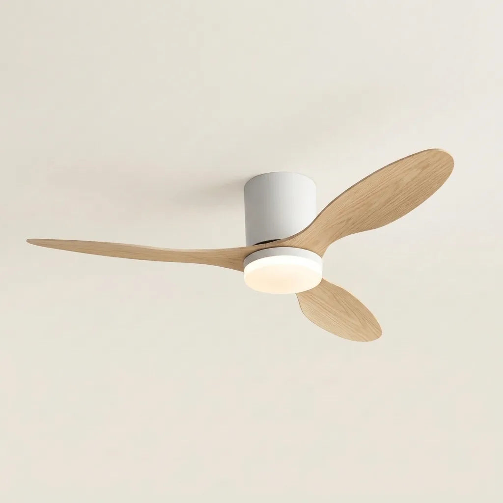 DC mennyezeti ventilátor lámpával fehér motorházzal és világos fa lapátokkal