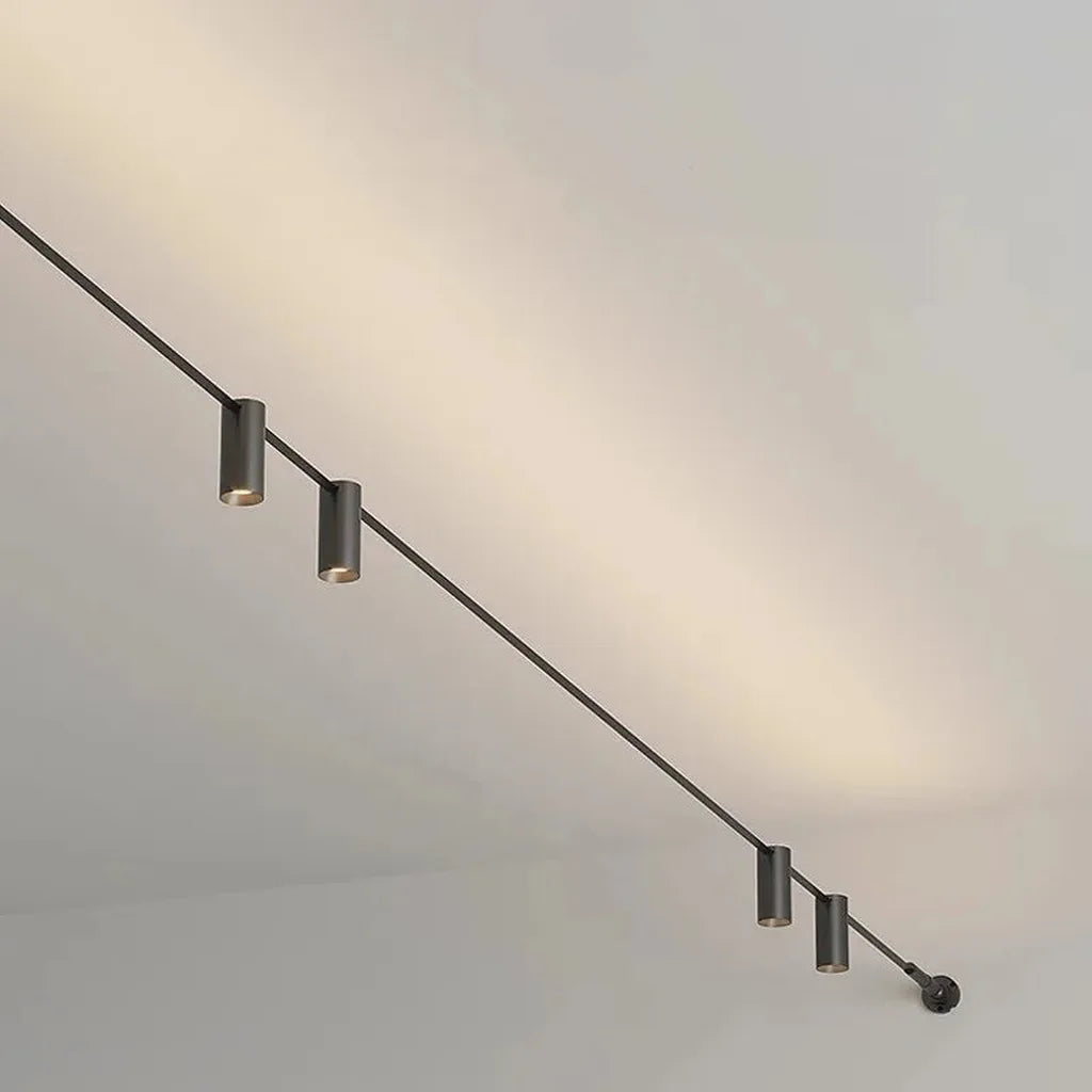LED vonalas fénysáv spotokkal minimalista térben