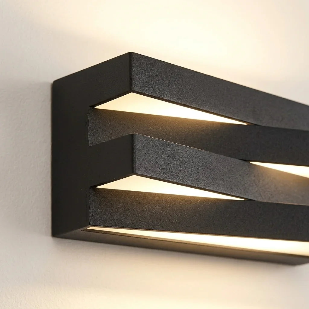 Texturált fém lamellák és opál LED fényterelők közelről