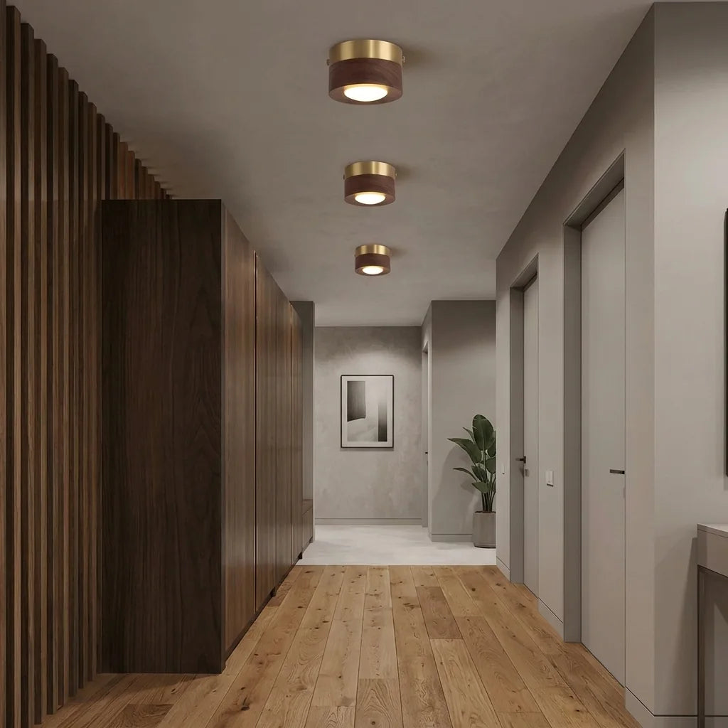 Dió-sárgaréz spotlámpák modern folyosón