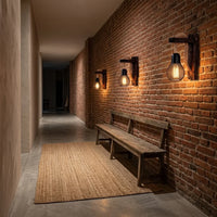 Három fagerendás lámpa egy loft téglafalán sorban