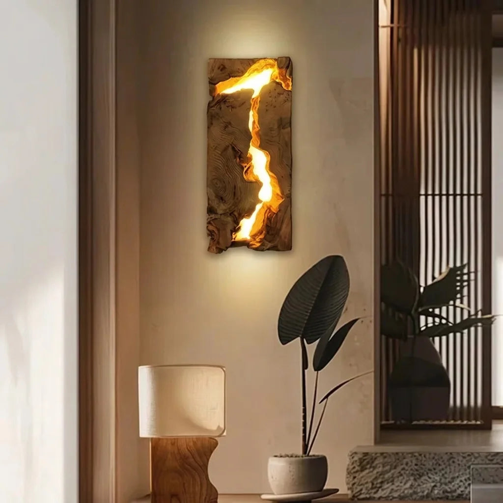 Uszadékfa fali lámpa egy fa térelválasztó mellett, japandi nappali