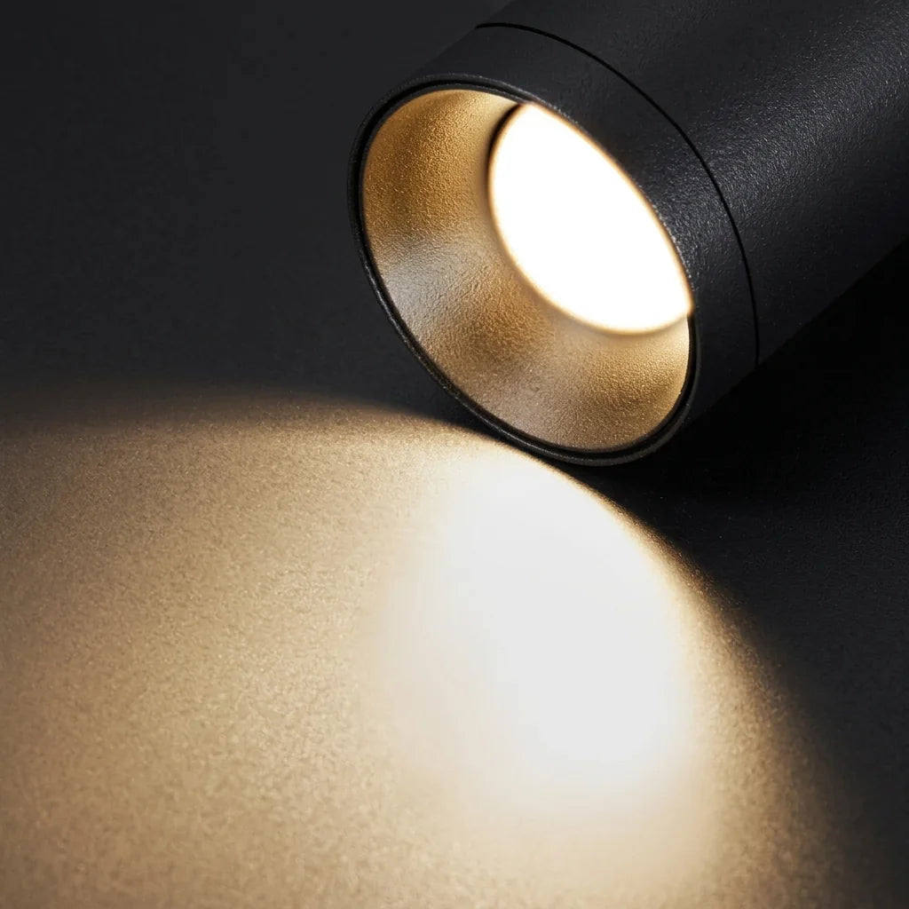 LED fényforrás a cső alján közelről