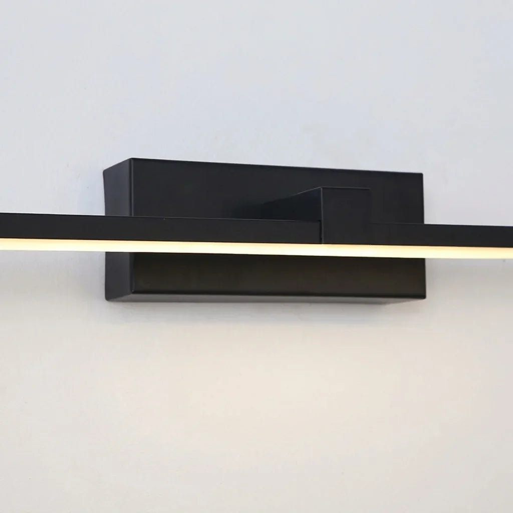 Fekete fali tartó és LED fényterelő közelről