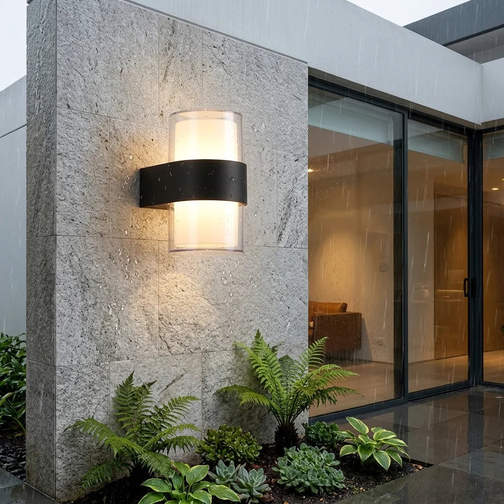 Kerek pántos LED lámpa egy patio kőfalán