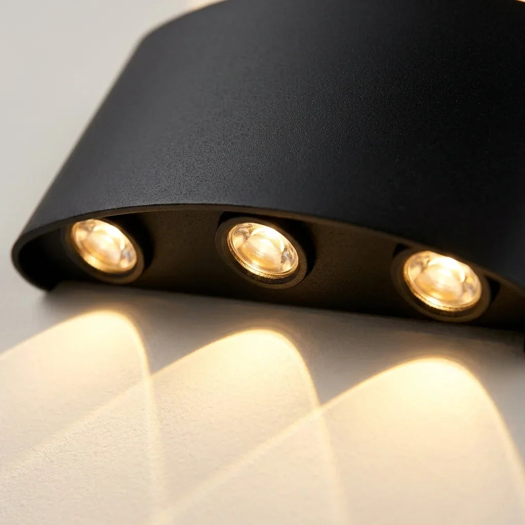 A LED lencsék és a fekete alumínium ház közelről