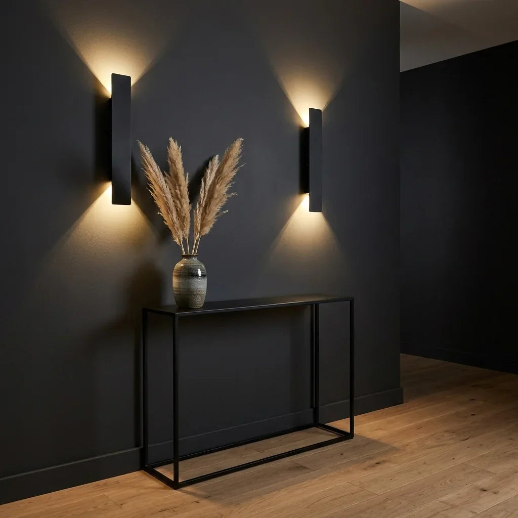 Két LED fénypenge egy konzolasztal fölött antracit falon