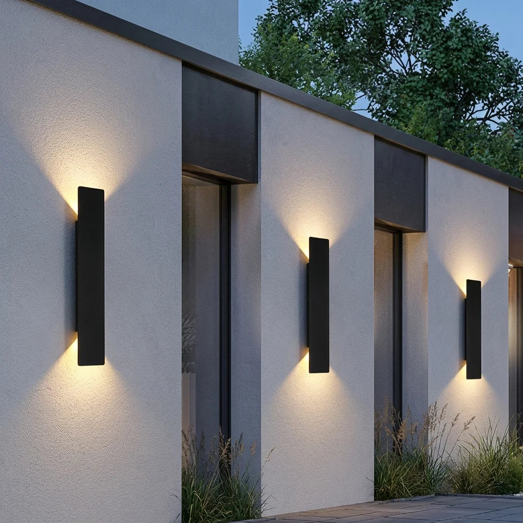Három vízálló LED fénypenge egy modern kerítésfalon