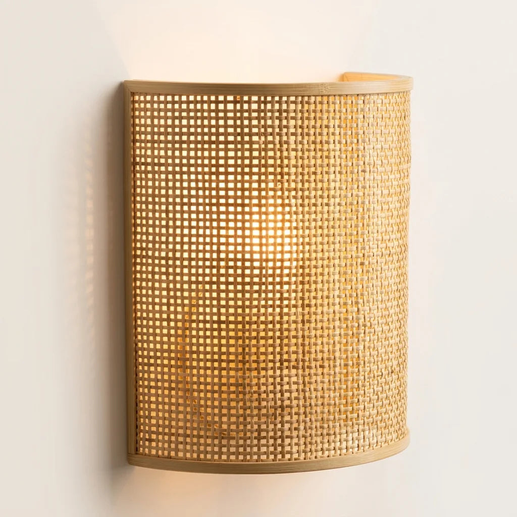 Félhold alakú rattan nádfonatos fali lámpa, világítva
