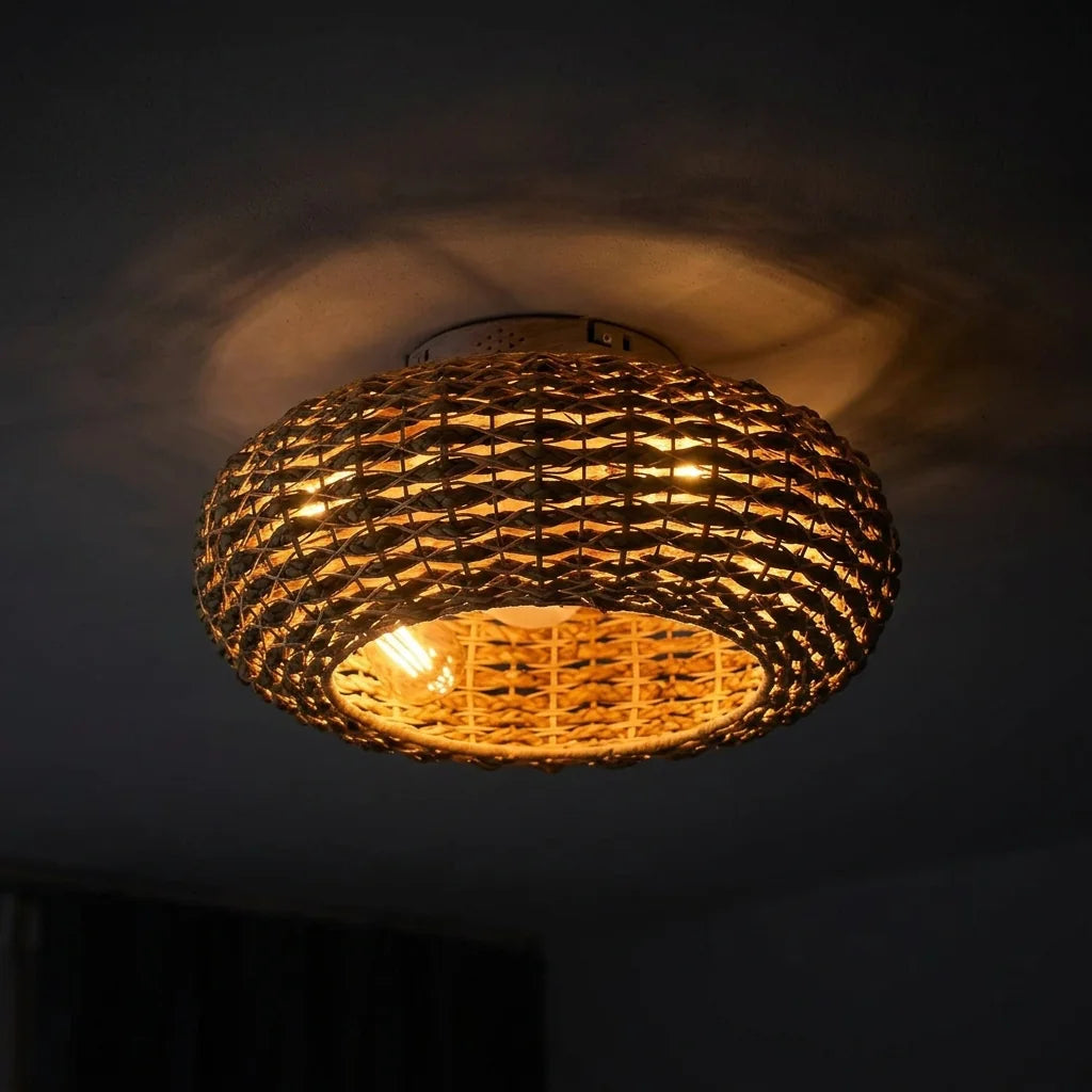 Fonott ventilátorlámpa meleg esti fénye