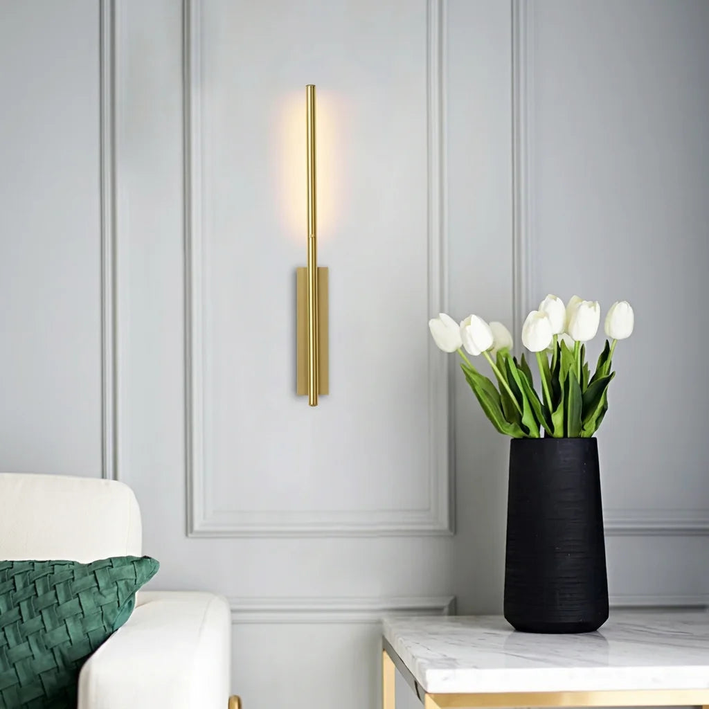 Arany LED rudas lámpa díszléces falon, tulipáncsokor mellett