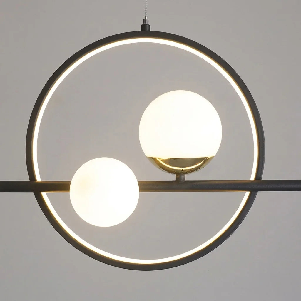 LED gyűrű és tejfehér üveggömbök közelről