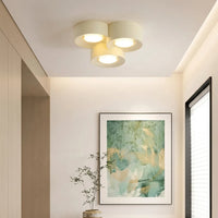 Háromfejes henger lámpa világos előszobában