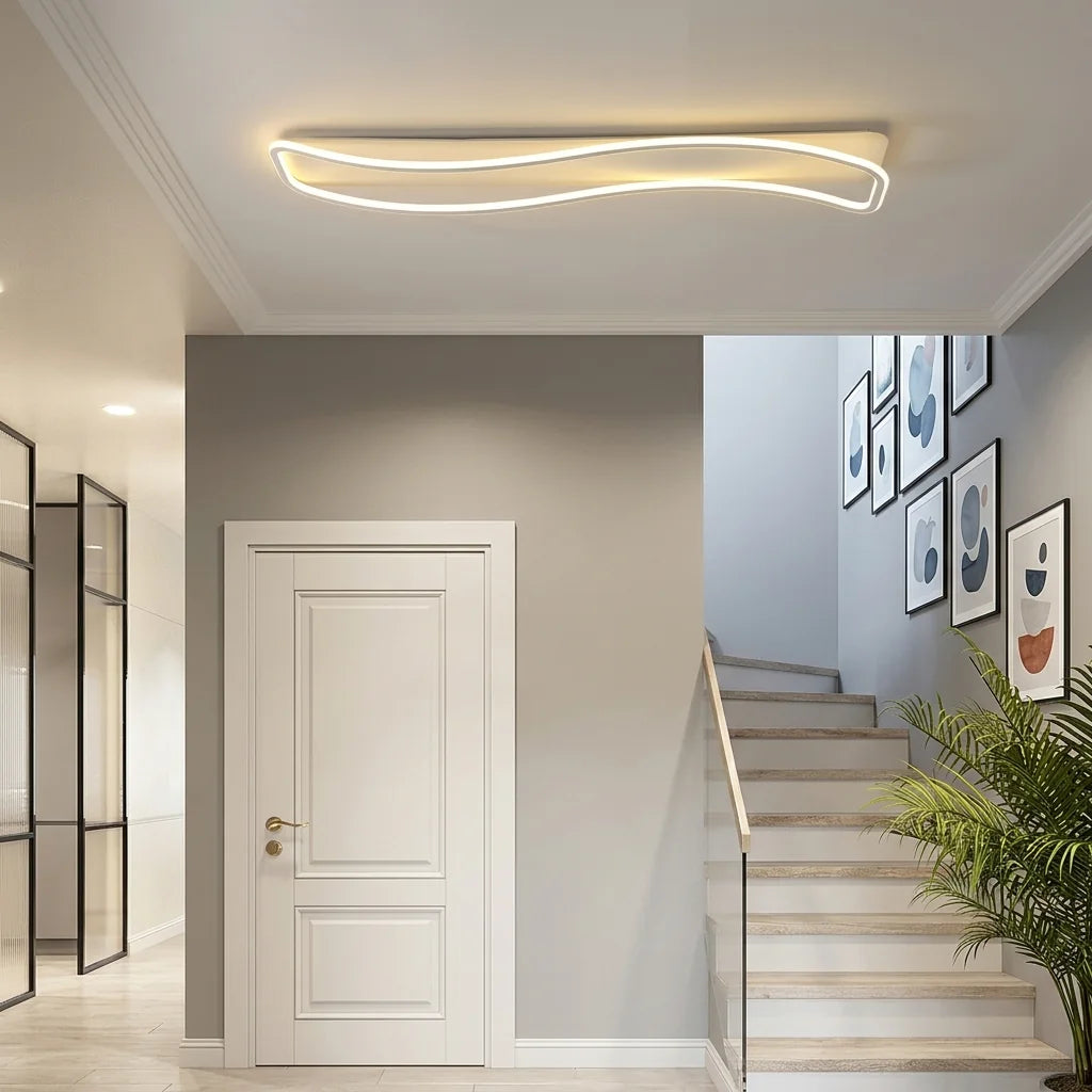 Hullámos LED lámpa világos lépcsőházban