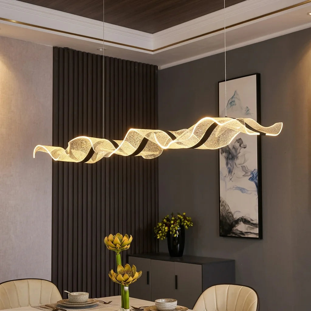 Hullámos LED függőlámpa elegáns étkezőben
