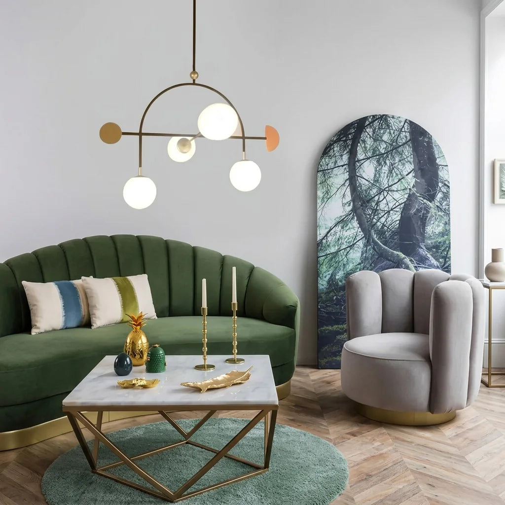 Art deco függőlámpa zöld bársony kanapés nappaliban