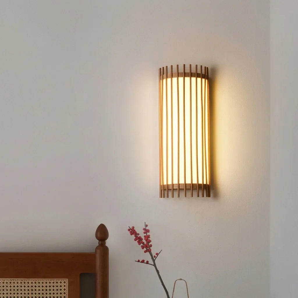 Fa lécés lámpa egy rattan ágytámla fölött