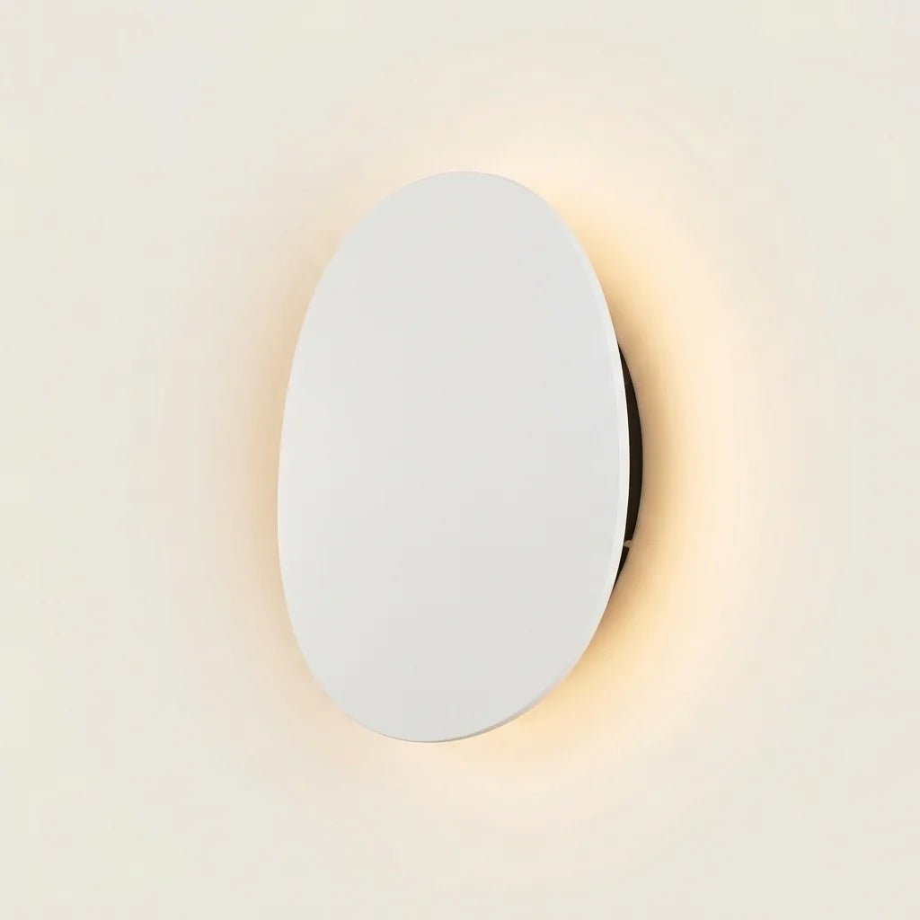 Fehér kavics alakú LED fali lámpa, világítva