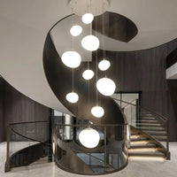 Kaszkád gömbcsillár sötét csigalépcső közepén