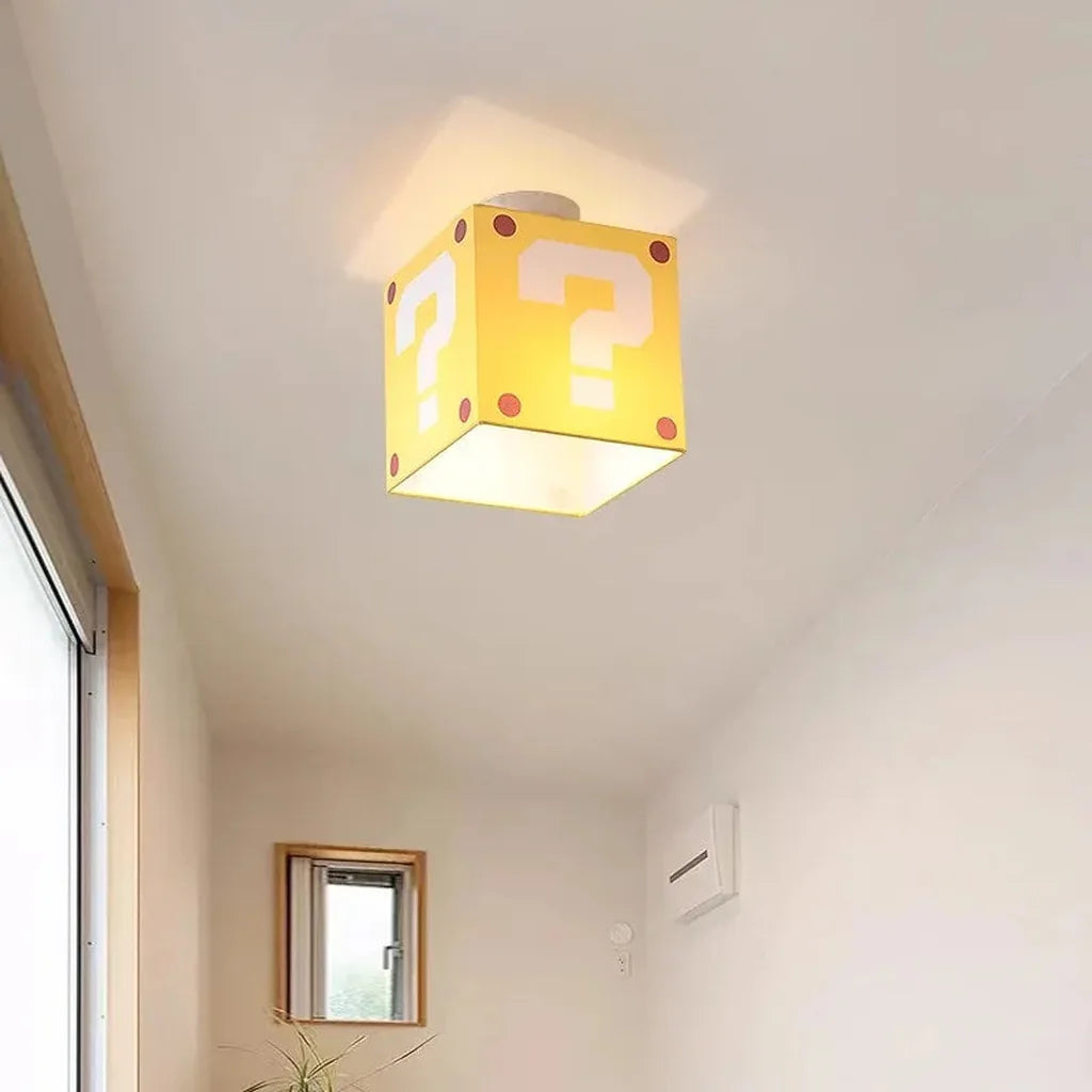 Kérdőjeles kocka lámpa tetőtéri szobában