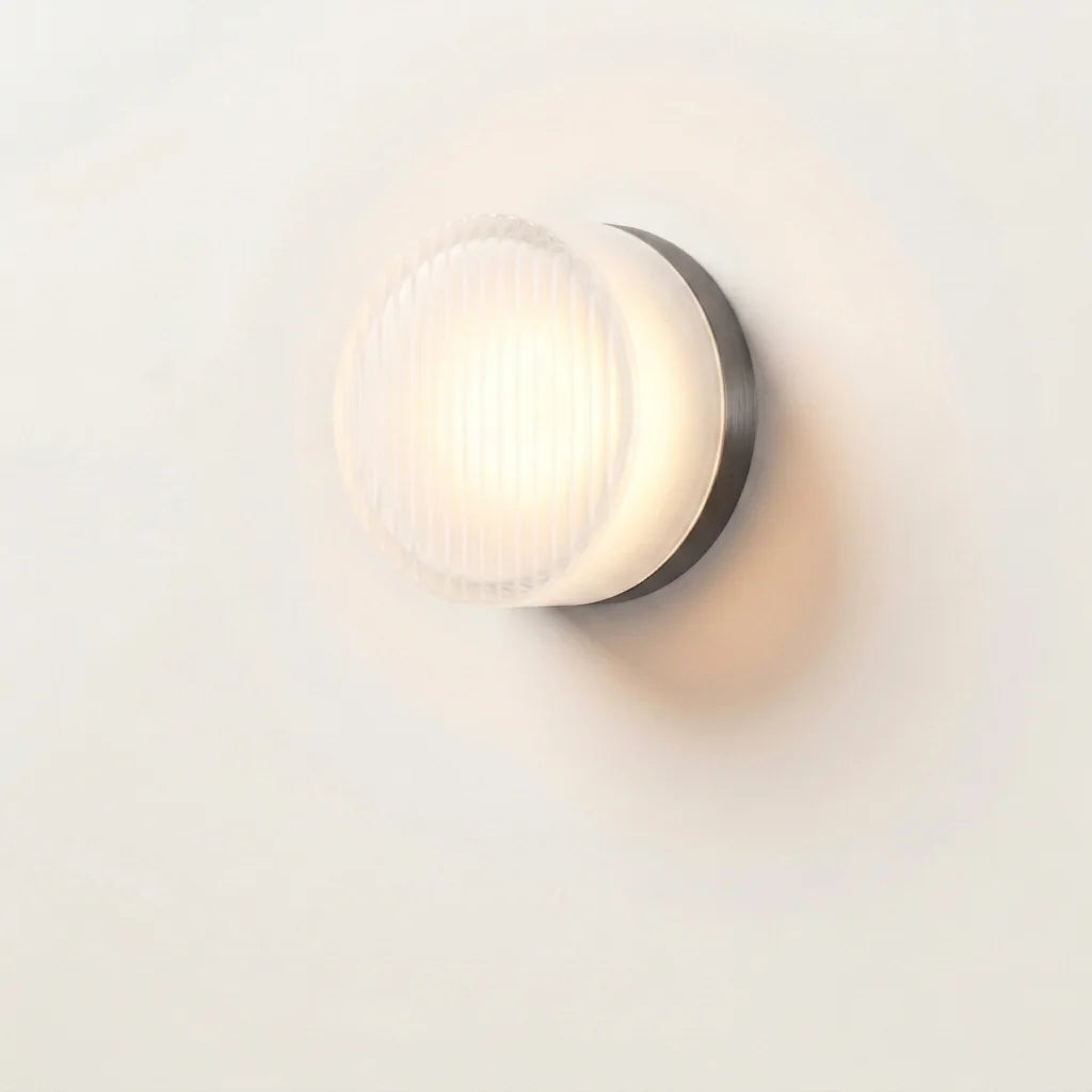 Kerek LED fali lámpa csíkos fehér üveggel, világítva