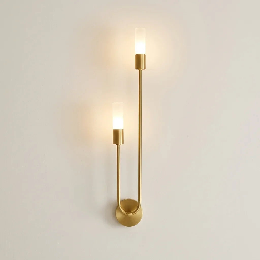 Arany art deco fali lámpa két matt üvegcsővel, világítva