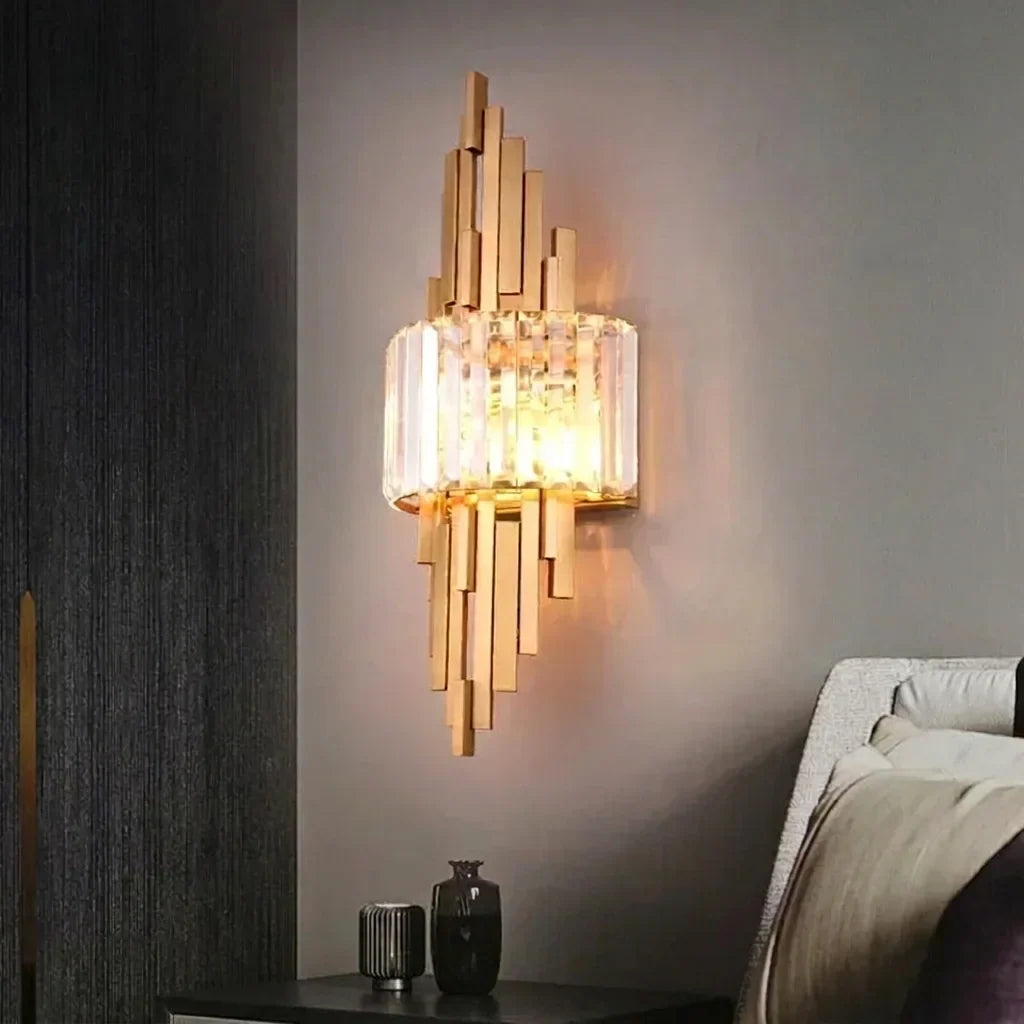Világító arany kristály fali lámpa egy konzolasztal fölött egy fotel mellett