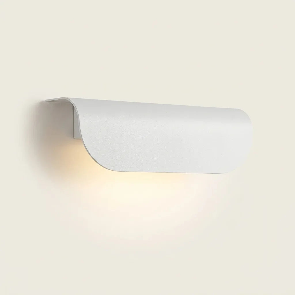Fehér ívelt kültéri LED fali lámpa, IP65, világítva