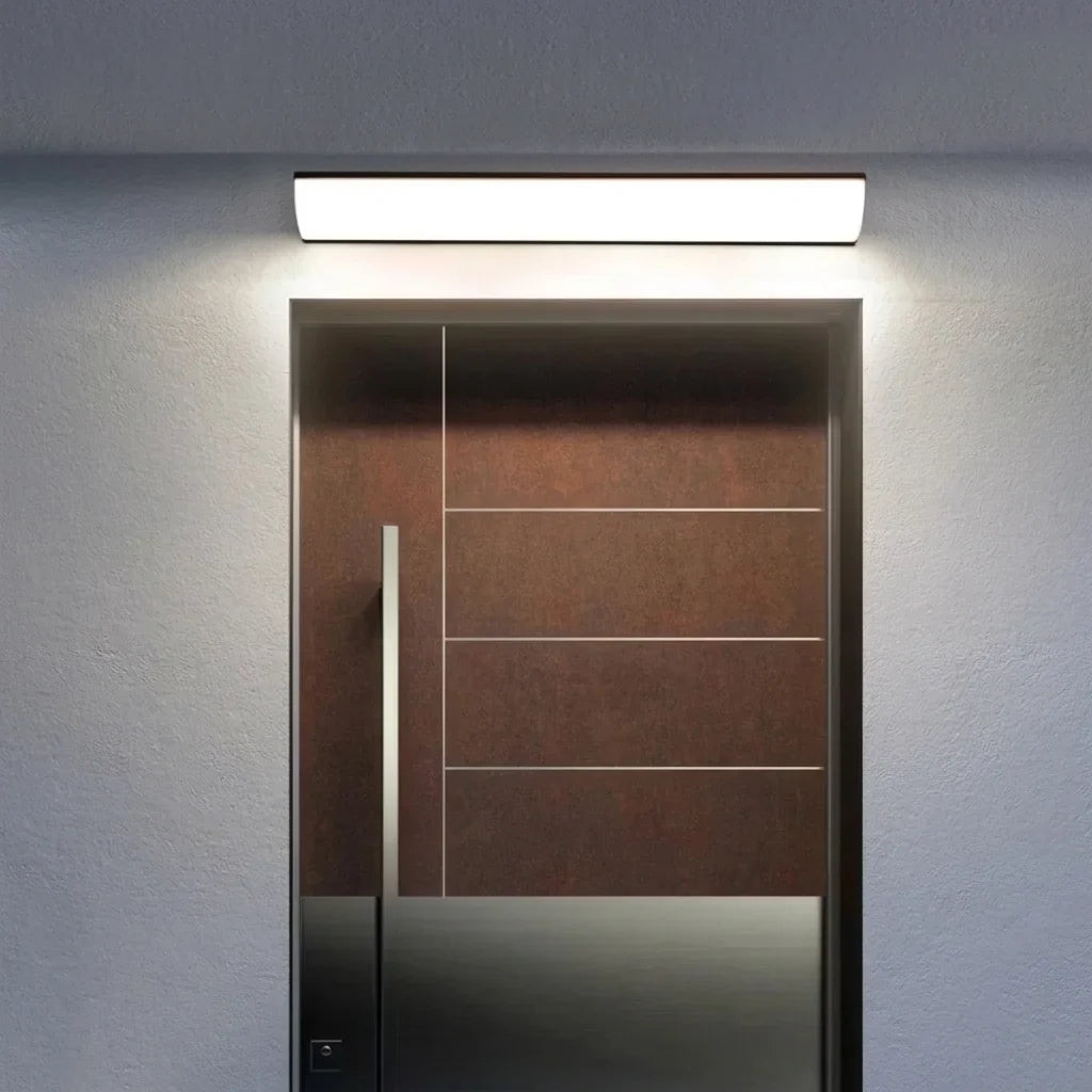 Kültéri LED fényrúd egy fa bejárati ajtó fölött