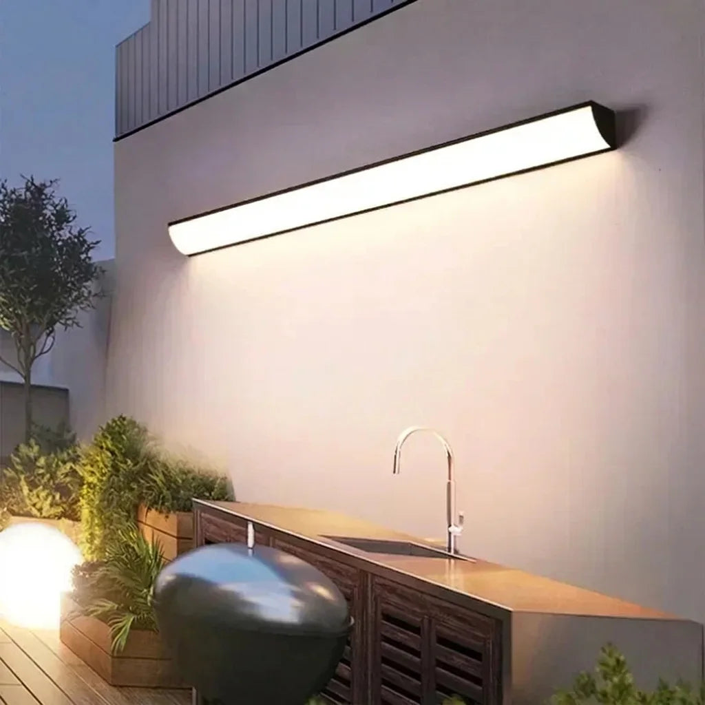 LED fényrúd egy kültéri konyha és egy kert fölött