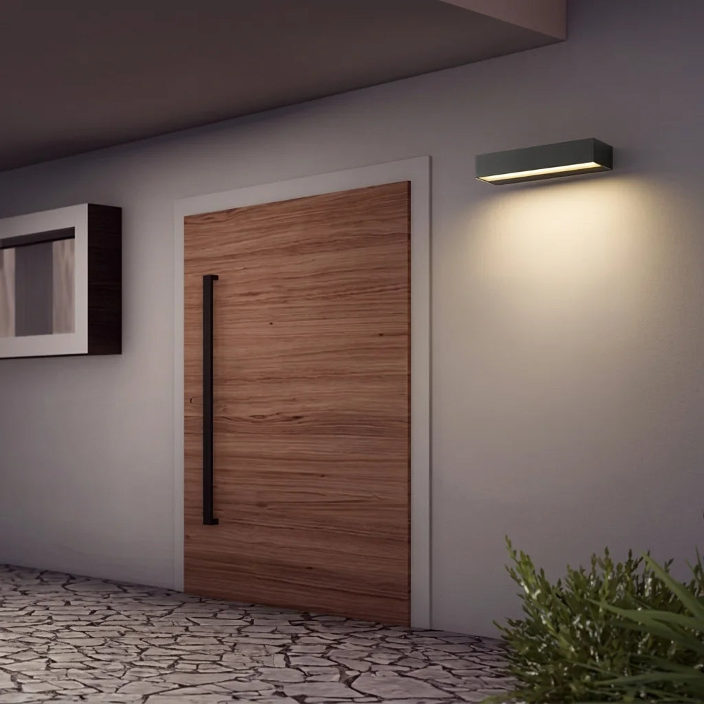 Fekete lineáris LED lámpa egy fa bejárati ajtó fölött
