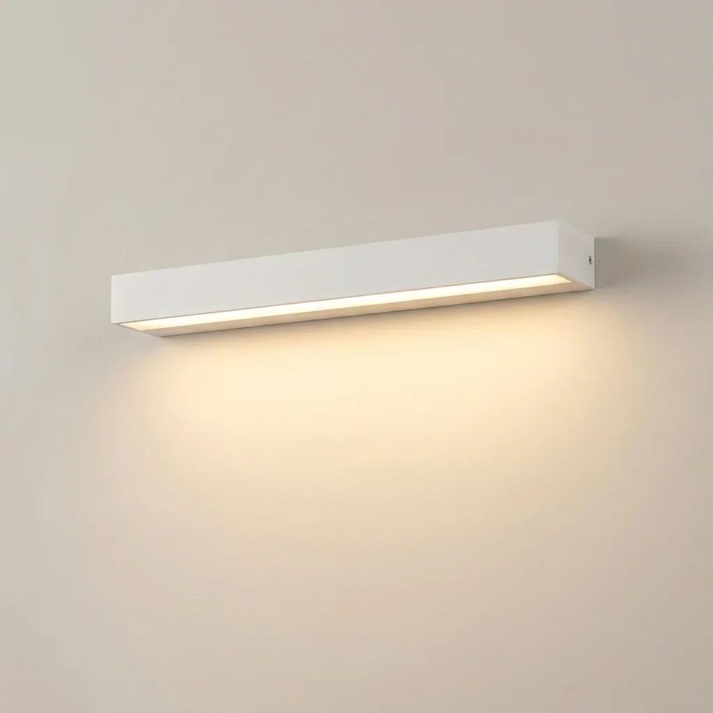 Fehér lineáris kültéri LED fali lámpa, világítva