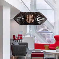 Fekete lamellás függőlámpa modern loft térben