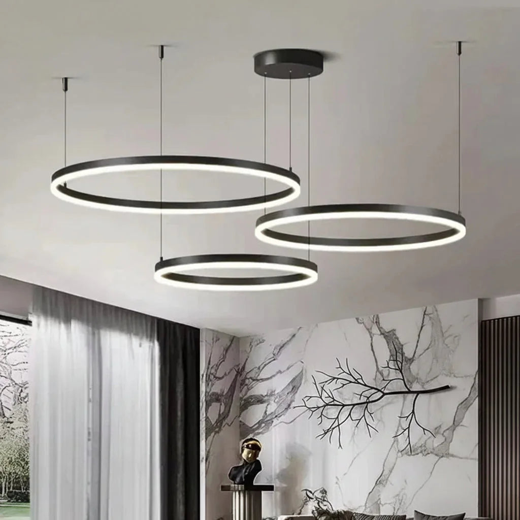 Fekete LED gyűrű csillár márványfalas nappaliban