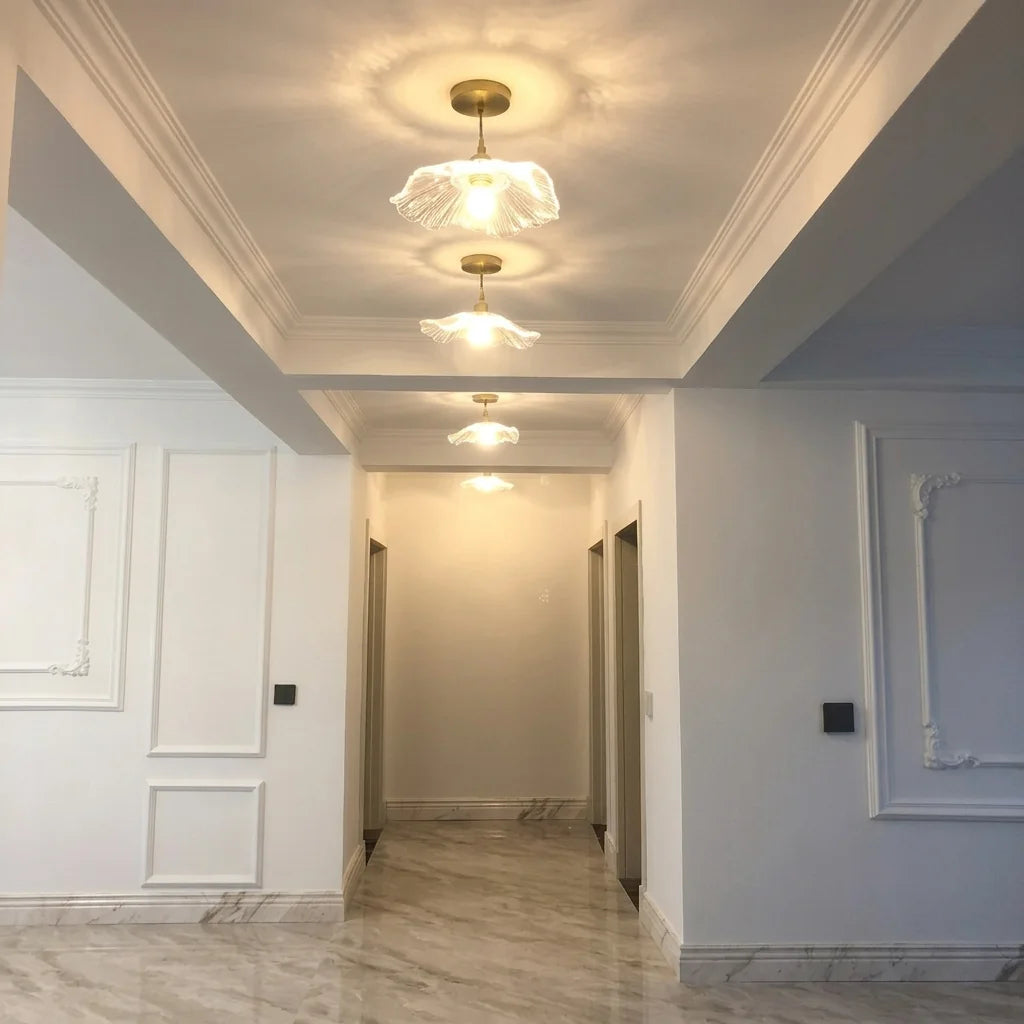 Átlátszó lótuszlevél lámpák elegáns folyosón