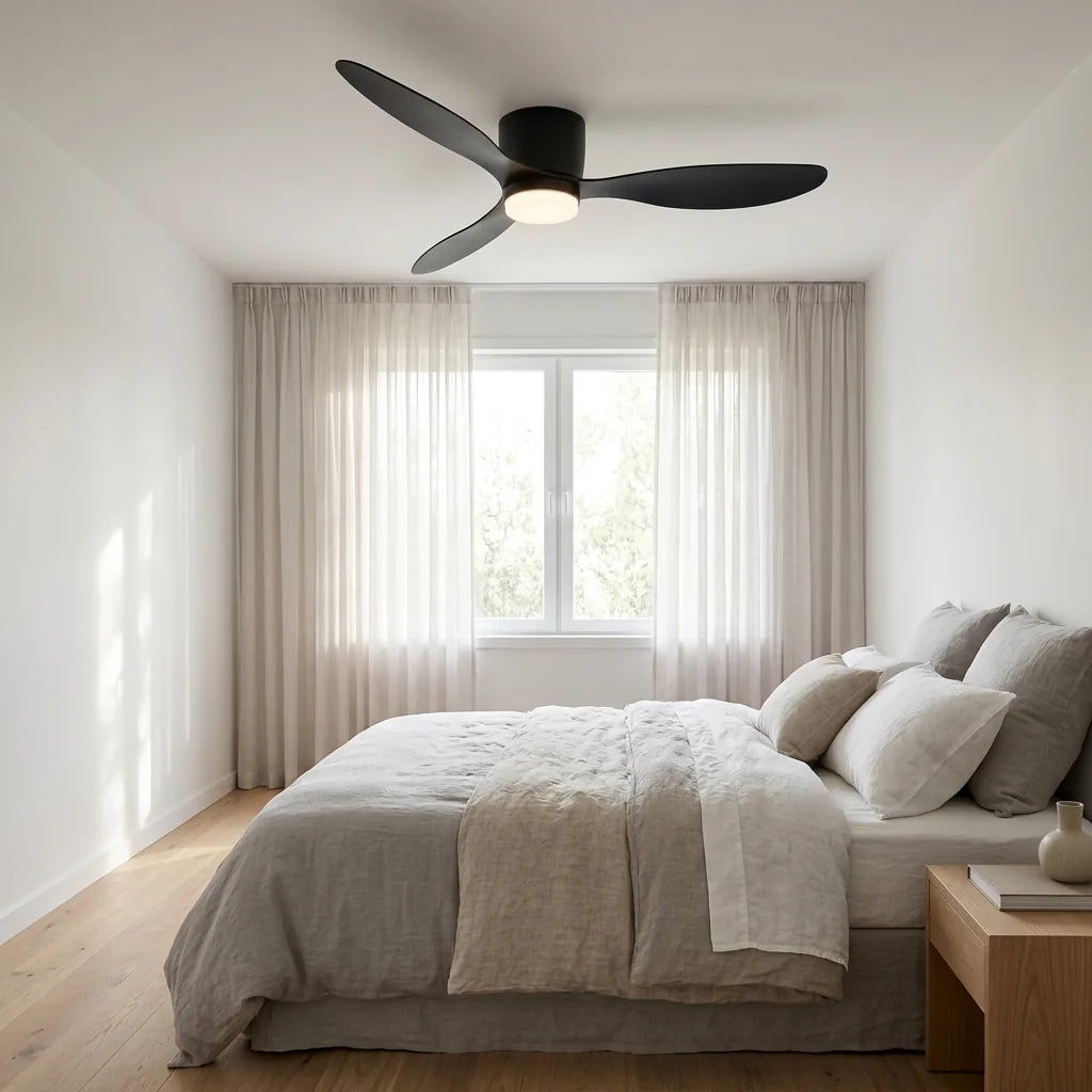 Fekete csendes DC ventilátor lámpával világos hálószobában