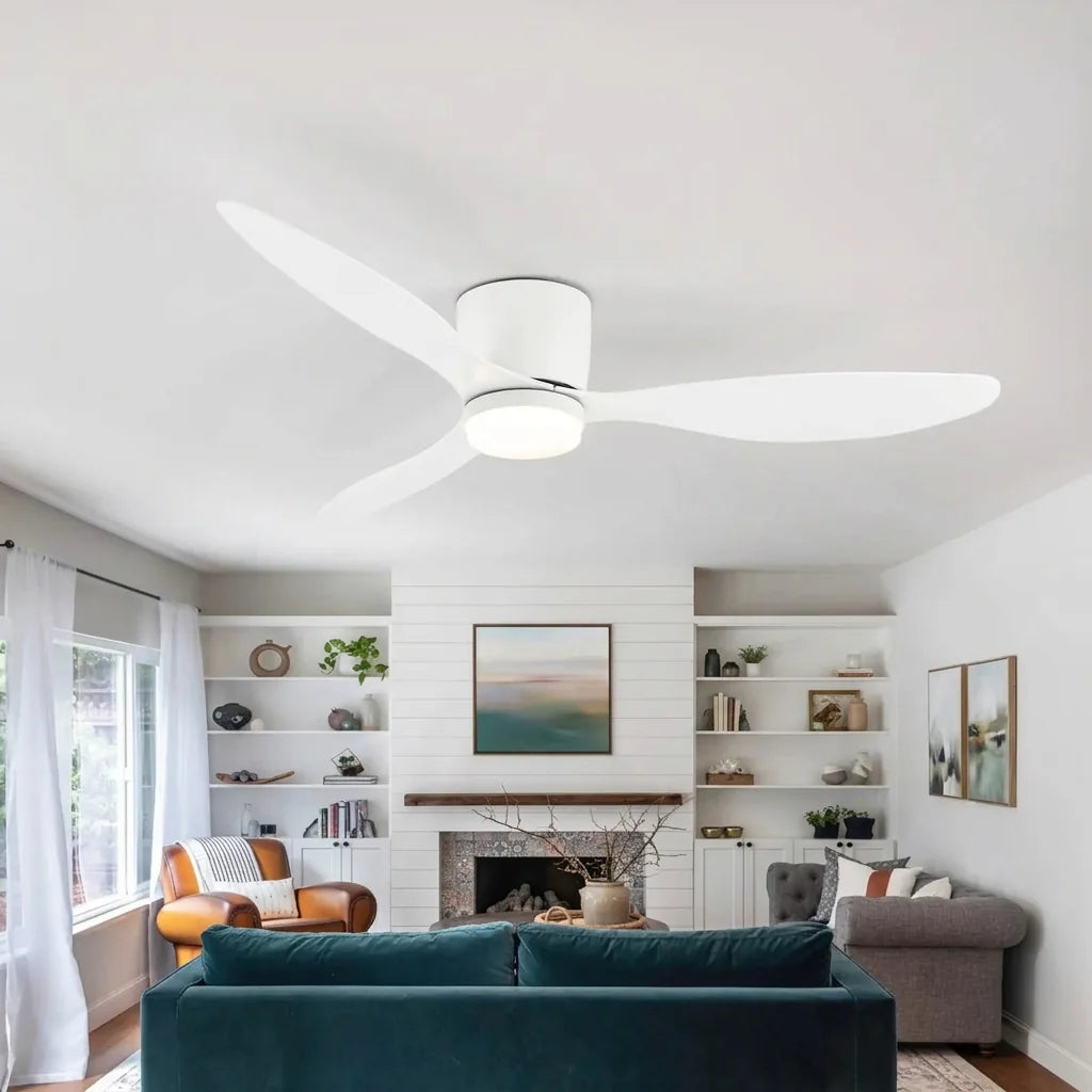 Fehér mennyezeti ventilátor lámpával világos nappaliban