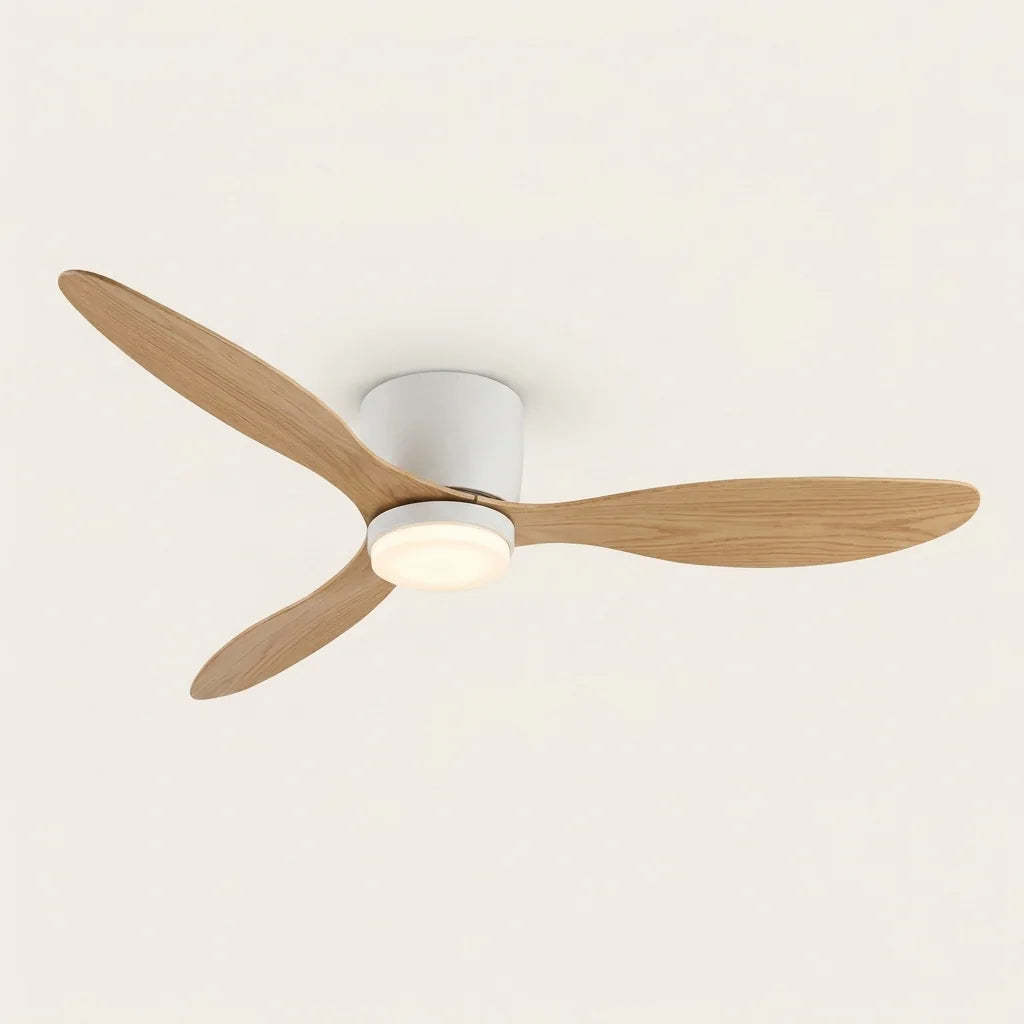 Mennyezeti ventilátor fa lapátokkal és LED lámpával